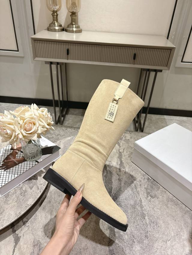 Maison Margiela 玛吉拉 25Ss秋冬新款 苹果方头 拉链长靴不过膝 Mm6家Tabi苹果头鞋靴 原版套楦鞋型很大方 搭配各种风格都轻松驾驭 小短