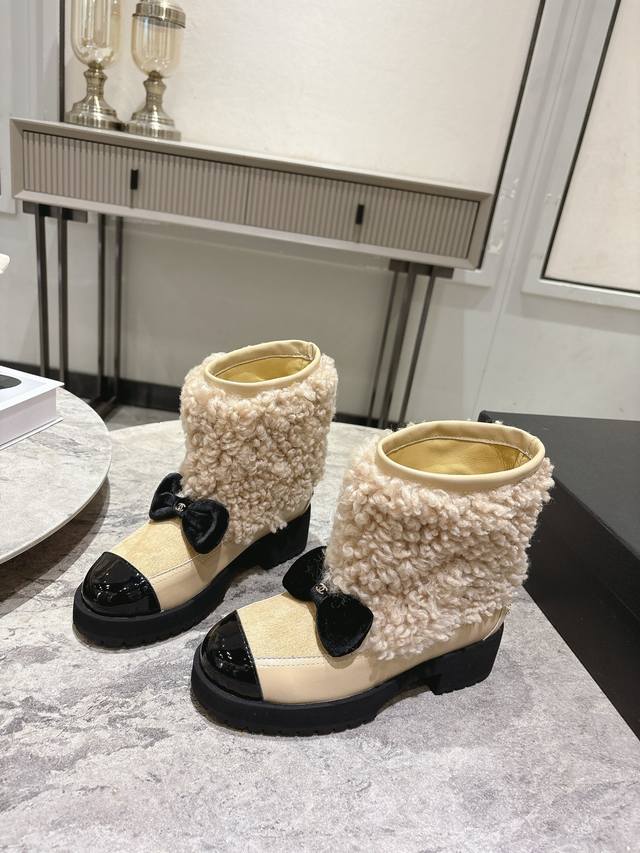 Chanel 小香 25 2025 秋冬新品 专柜经典走秀款 小香双C蝴蝶结拼色毛毛长靴 系列上新 Bs时尚圈的绝绝子 搭配将演绎着细致 极简 永不褪去的经典元
