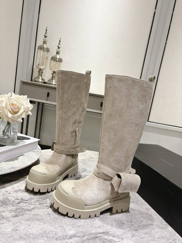 Dymonlatry-女士机能散口马丁靴 “Bastion堡垒”25秋冬系列以机能工艺大底重塑经典马丁靴，宽松散口廓形，慵懒中注入浪漫韵味，脚踝处缠绕耳机包带采