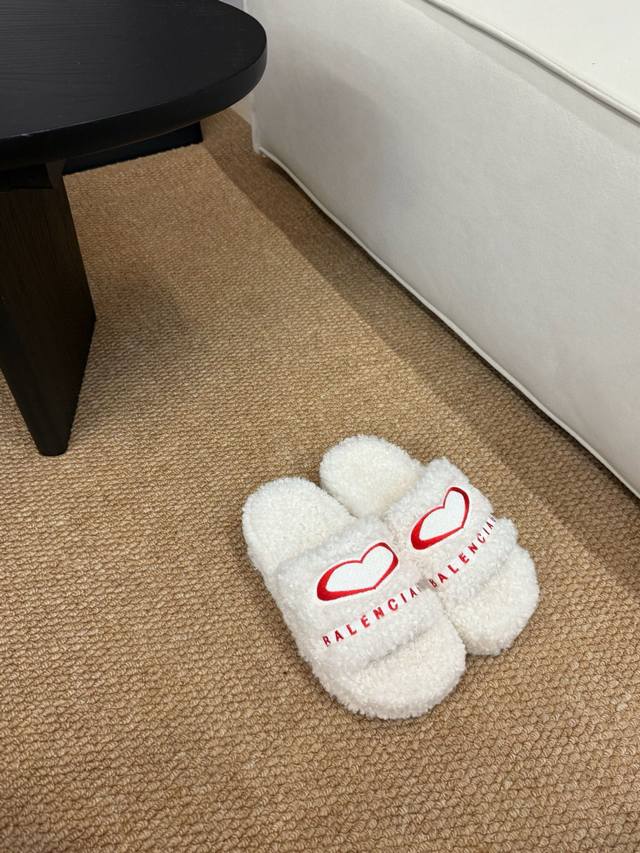 平底 厚底 Balenciag*25S秋冬新款 卷卷小羊毛爱心拖鞋 设计虽然非常老套，但是依旧拿捏人心～鞋面采用羊羔毛制作，与生俱来的自来卷增加俏皮感，鞋面采用