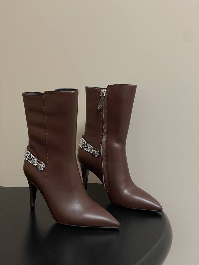 25Ss早秋新款Louis Vuitton Lv Legacy 及踝靴尖头高跟短靴侧拉链老花皮带短靴 本款 Legacy 及踝靴取材光滑牛皮革，搭配宛若品牌传统