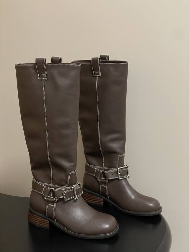 小众品牌 Unfolio 25Aw秋冬新款Harper搭扣中筒靴直筒靴西部机车复古风一脚蹬粗跟长靴 Harper 搭扣及膝靴以材质巧思演绎机车踝靴格调。黑色与栗