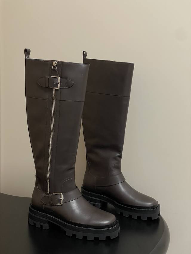 Hermes 爱马仕 H家Jaime长靴系列经典款长靴机车风皮带扣骑士靴侧拉链厚底直筒长靴 经典简约！靴子的设计风格通常以经典、简约为主，注重线条的流畅性和造型