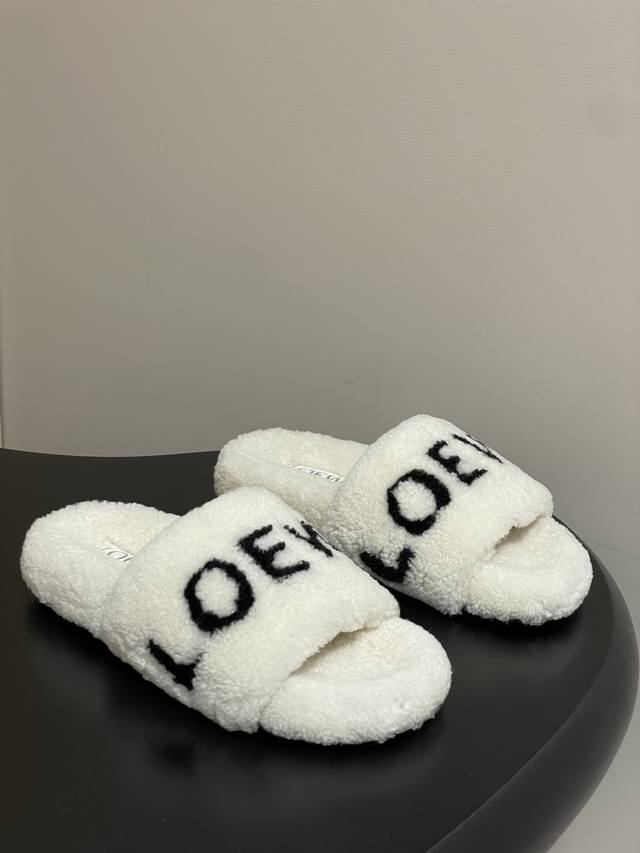 Loewe 罗意威 25S秋冬新款 异色Logo字母平底一脚蹬羊毛拖鞋 Loewe这款异色Logo毛拖，是品牌将标志性符号进行创造性演变的典范。通过精湛复杂的双