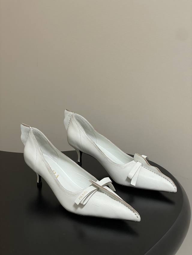 顶级品质 配高档飞机盒 25Aw早秋新款prada 普拉达走秀款尖头做旧蝴蝶结高跟鞋 复古老钱风小猫跟单鞋 未来科技感满满 时尚界久违的极简之美 时髦又精致 日