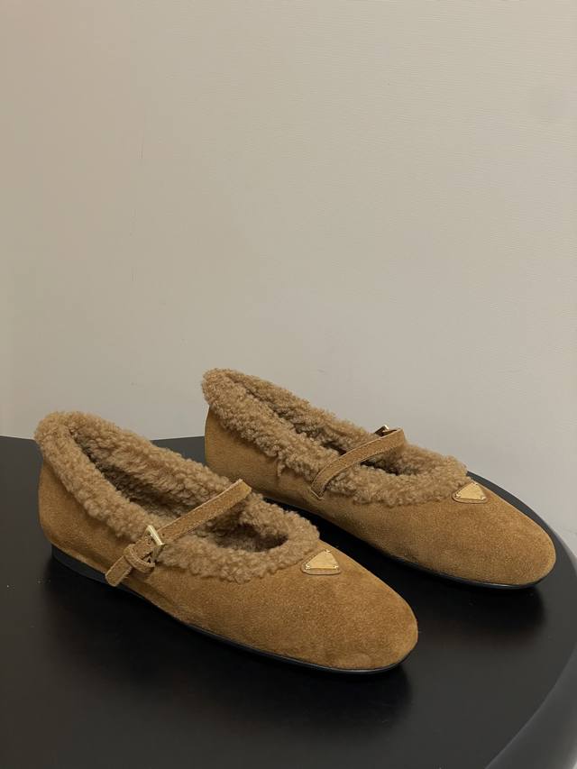 顶级品质 配飞机盒 25Ss早秋新款prada普拉达麂皮绒面芭蕾舞平底鞋毛毛里玛丽珍保暖芭蕾舞单鞋 这款麂皮绒面芭蕾平底鞋以锥形轮廓展现出优雅魅力。采用圆头设计