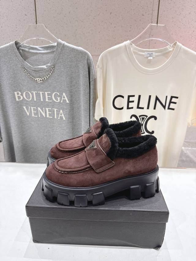 新品厚底羊毛乐福鞋 顶级品质，经典百搭四季可穿，帅气十足 日常穿搭、上班通勤的搭配利器 轻松穿出各种风格，随意搭配就很好看！ 定制开模的三角扣 大牌感十足 面料