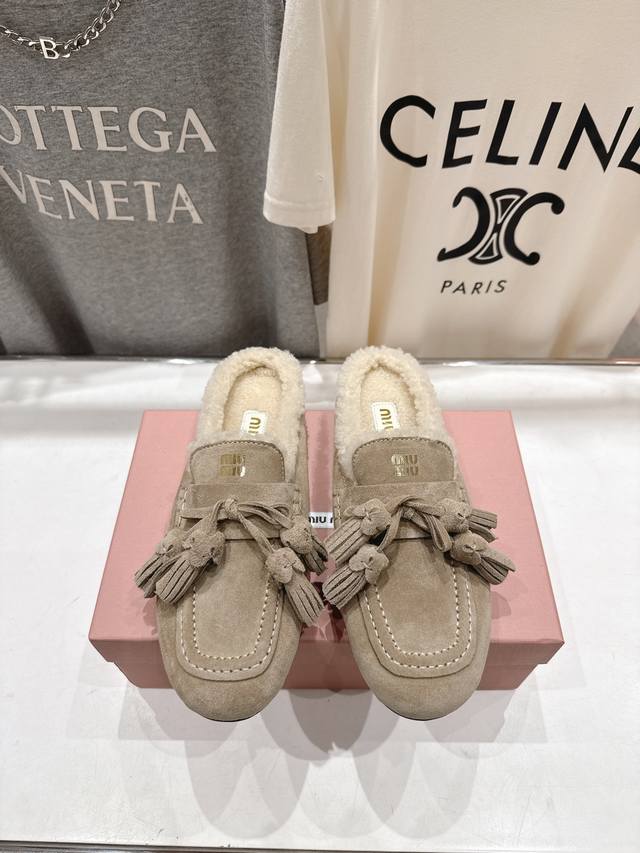 缪缪新款羊羔毛半拖 牛绒面流苏半拖，皮毛一体羊羔毛内里 好穿舒服保暖又时髦～冬季穿搭必备神器！ 材质与工艺： 原版高丝光牛反绒面料 原版羊羔毛内里垫脚 绒面皮革
