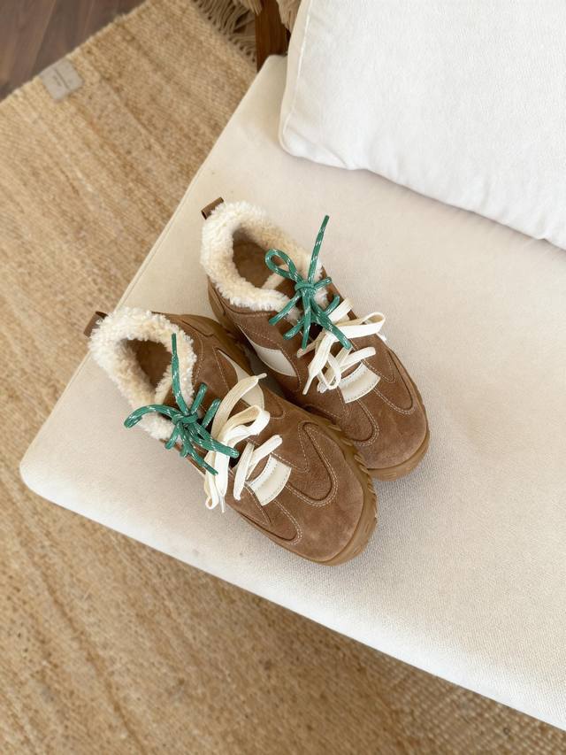 又一款惊艳到你的复古德训鞋，彩色与净色的完美搭配，多色双鞋带美的恰到好处，是出街的完美搭子，澳洲小卷羊毛里，舒适松软的大底， 颜色 栗色，沙色 巧色 码数 5-