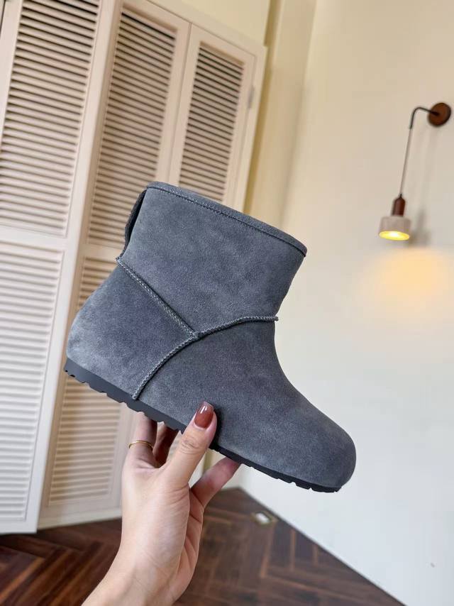 一直走在时尚前沿的勃肯鞋，简约大气的独有的鞋头风格，一直活跃在时尚界，这款面料采用进口牛反绒，澳洲进口羊毛里和垫脚，舒适的3公分水台，让你的体验感美的飞， 码数