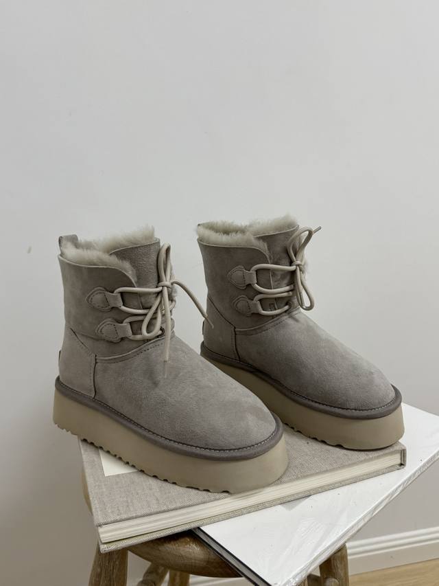 厂价 能拒绝一双又暖又美还显腿长的Ugg雪地靴啊！！ 这双厚底系带款真的绝绝子 麂皮材质高级感拉满，毛茸茸的羊毛领口又乖又甜，甜酷风直接拿捏～ 厚底设计悄咪咪增