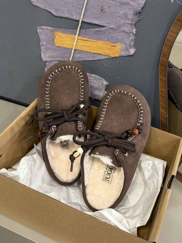 秋冬的温柔陷阱，是踩进这双毛毛拖的瞬间 软Fufu的羊毛包裹，复古扣饰拿捏慵懒感 宅家Or出街，就是这款袋鼠拖，都是被温暖偏爱的日常～ 颜色 栗色 巧色 羚羊棕