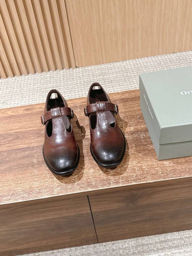 莞产 最新秋冬T字带乐福鞋新款来袭 最近被这双玛丽珍单鞋种草了 牛皮质感很细腻 复古设计很显气质 日常通勤或约会都超合适 Officine Creative品牌