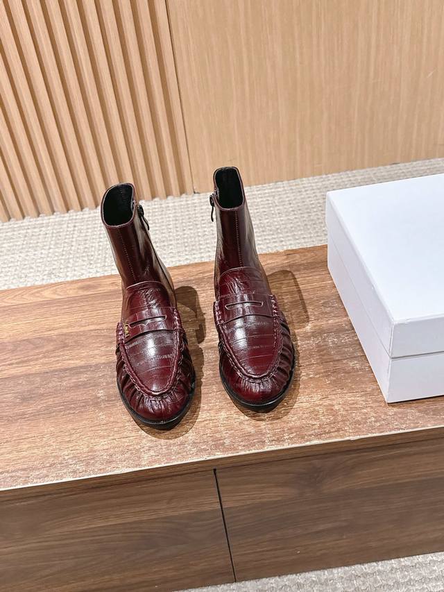 圣罗兰字母褶皱边乐福短靴 当乐福慵懒基因邂逅短靴的利落轮廓 它为秋冬造型注入毫不费力的时髦感。 鞋面的自然褶皱是点睛之笔， 随步履流转的肌理如同随性勾勒的线条