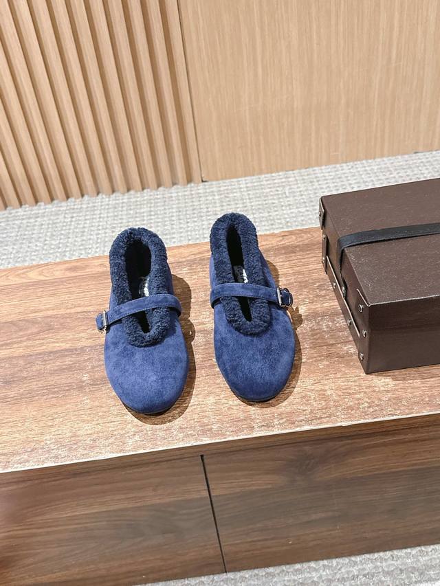 阿莱亚秋冬走秀款平底羊毛里玛丽珍芭蕾舞鞋 章小蕙同款 甜酷仙女风 人气超高的一款毛里平底鞋，浪漫又迷人 舒适百搭配上不同款式，不同风格都能轻松驾驭，无论牛仔裤，