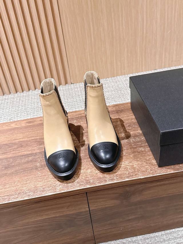 Chanel 香奈儿新款拼接链条粗跟短靴 这款厚底在欧美街拍中出境率超高，Ins也是火了一把，整体线条流畅性保持跟原版一致，真的太有魅力了，我相信有品味的女人会