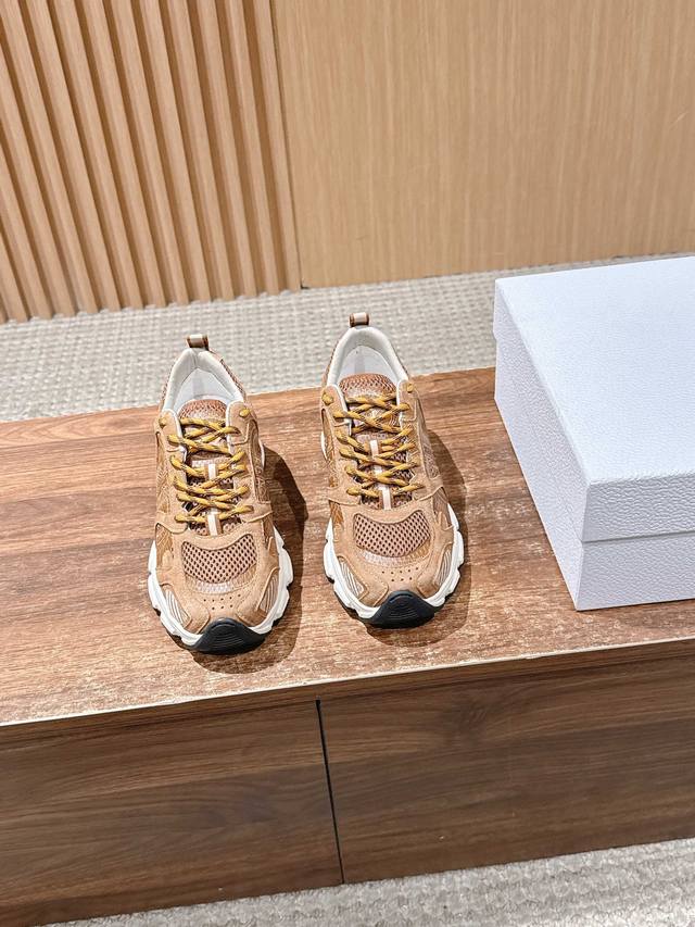 Dior 迪奥新款老爹鞋 鞋身线条硬朗，多色可选，满足简约或个性的搭配需求。融合“街头老爹鞋的潮流感”与“毛绒内里的温暖属性”，适合秋冬季节，既适配休闲场景，又