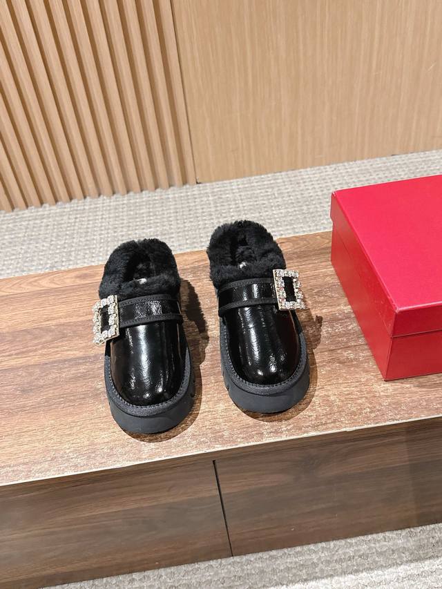 Rv Winter Viv 罗杰维维亚钻扣毛毛拖 非常柔软绒面皮革手工制作 配以剪羊毛衬里和闪钻饰扣 温暖又不是时尚 冬天真的神器 Size：35-39 40