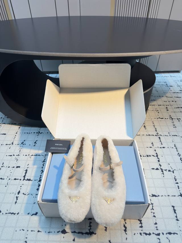 prad*25新款玛丽珍毛毛鞋 顶级版本 这款芭蕾平底鞋采用锥形廓形，漆面羊皮革平添一抹精致，彰显优雅柔美魅力。采用圆头设计，搭配橡胶鞋底，且饰有涂珐琅三角形金