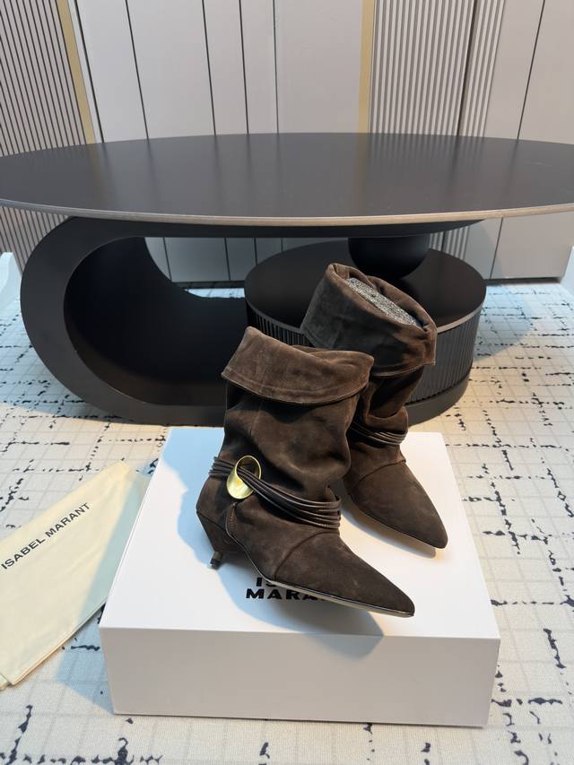 Isabel Maran* 25Ss 麂皮小猫跟堆堆靴 采用绒面材质，呈现出温暖柔和的质感，自带复古氛围。鞋筒可翻折，增添随性风格；鞋身配有多圈棕色绑带，搭配金