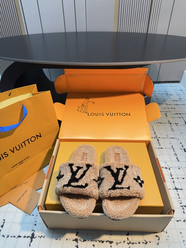 1驴家牌 泰迪羊羔毛毛拖鞋 毛茸茸超美～时髦又洋气～高级感十足～上脚十分显白～配袜子更是不一样的时髦感～秋冬必备款～室外居家随便搭都好好看 鞋面：进口羊羔毛～1