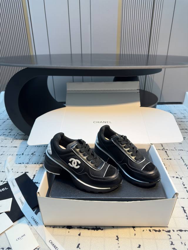 Chane* 25Ss 香奈儿高跟运动鞋 采用皮革与网面拼接的材质，兼具质感与透气性。鞋身带有品牌标志性的双C Logo，辨识度极高，有白色、黑色、粉白拼接三种