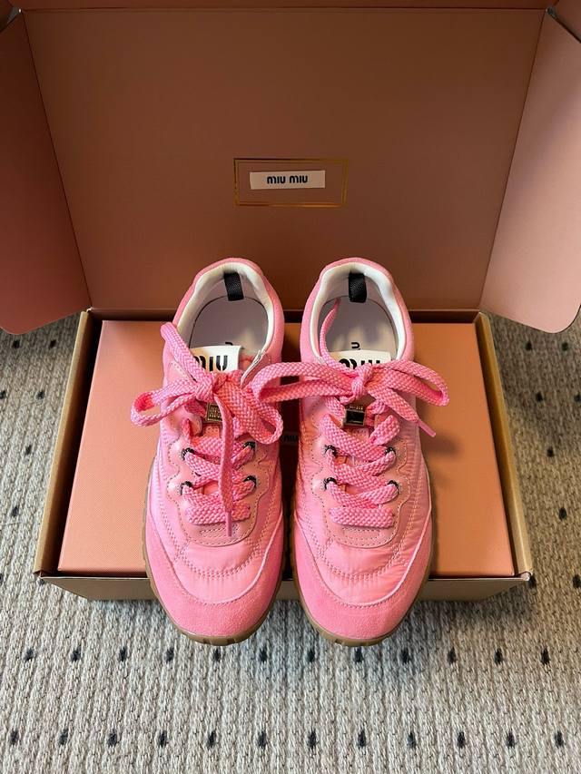 Miu Mi* 25Fw Deck Shoes新款拼接休闲运动鞋 鞋面采用尼龙与麂皮拼接材质，质感丰富且兼具实用性；鞋带设计精致，搭配金属装饰，提升了鞋款的精致