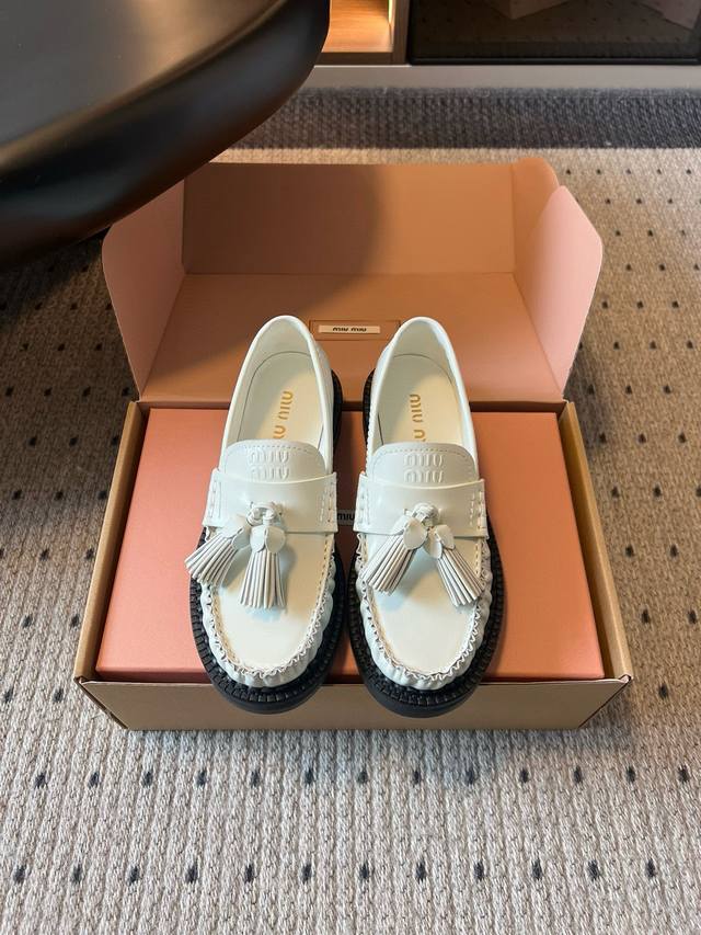 Miu Mi* 25Fw Deck Shoes新款流苏乐福鞋 融合复古与时尚，乐福鞋的经典版型搭配流苏装饰，增添灵动俏皮感；厚底设计又带有些许复古英伦风，同时提