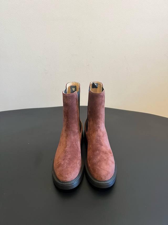 原厂级 Stuart Weitzma* Sw 5050切尔西靴 有黑色光面皮革和棕红色麂皮两种材质选择，光面皮革质感细腻且富有光泽，麂皮材质则呈现出独特的绒面纹