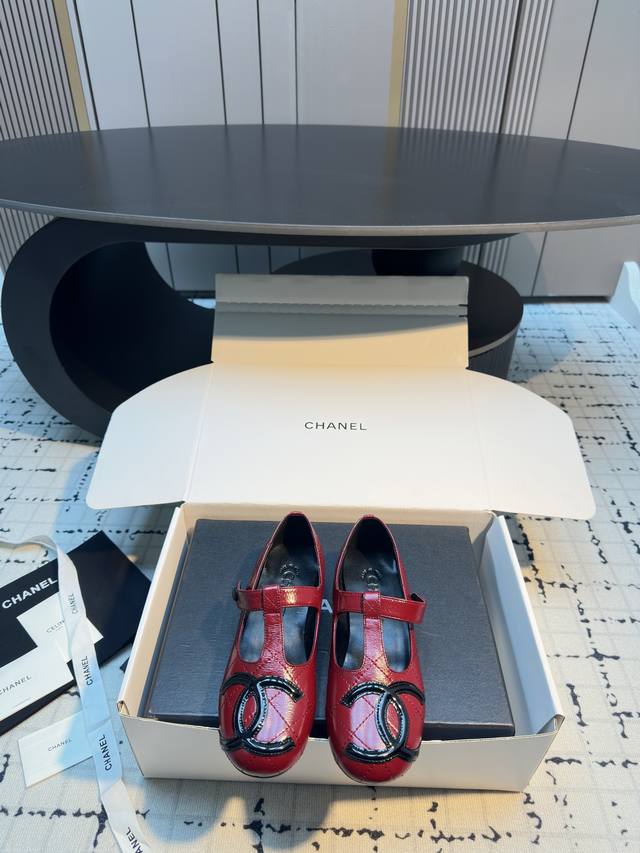 Chane*｜小香经典双C中古芭蕾舞小皮鞋 标志性的大双C Logo夺目而精致 诉说着品牌百年的传奇历史与深厚底蕴 与之相呼应的是 鞋身的绑带设计 宽宽的丝带可