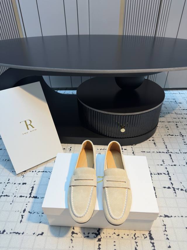 新款方头浅口穆勒牛京单鞋 说到极简风格，Row家的设计总是让人信赖，简单又舒适，不管你怎么搭，都能穿出那种不经意的高级感，真的是超级百搭！ 鞋子的设计看似简单，