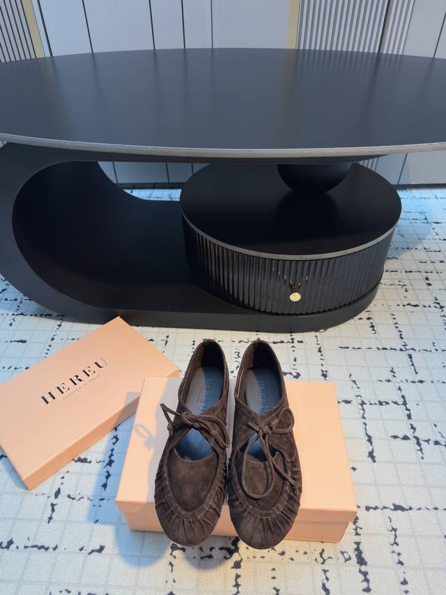 Hereu｜西班牙小众品牌新款 ，高端品质，褶皱蝴蝶结圆头玛丽珍平底单鞋跳舞鞋，鞋子超级柔软上脚美美哒， 面料：进口羊皮+羊反绒，皮质柔软细腻丝滑如婴儿肌肤一般