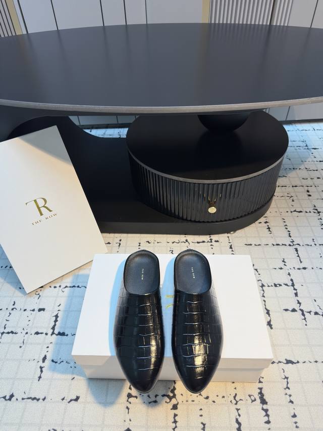 The Row新款罗马穆勒拖，第一眼看到这个鞋子就爱上了，带点复古味随性搭配性感迷人好看！一贯极简风格，没有任何Logo点缀，简单即是高级 这一款包容性挺广的，