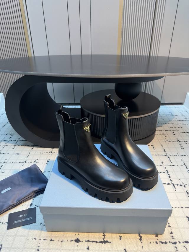 prad* 25 普拉达厚底复古切尔西靴 时尚厚底休闲机车切尔西靴 独到味道，人人都爱也轻松驾驭 每年都会爆.还有就是百搭经典的鞋楦，足以征服你，穿上它，增高休