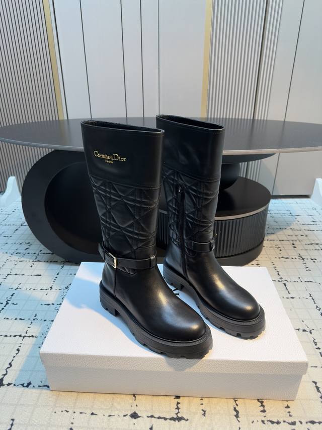 Dior 迪奥 25 2025秋冬新品 顶级版本 专柜主打新款D-Town科技面藤格纹长筒靴 硬货上新 Bs代购级别！高级感十足！国内外博主刷爆的一款，复古又时