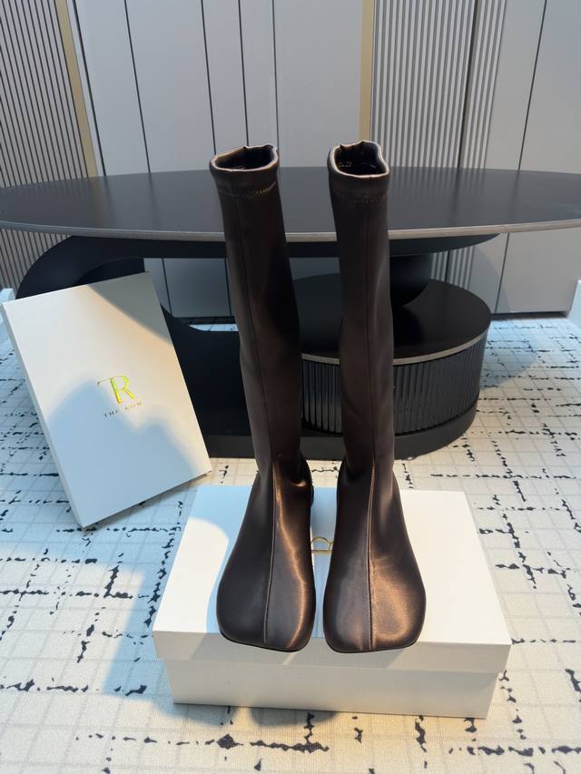 The Row 2025早秋全新设计款，用高定级羊皮自带细腻质感，上手是软到心尖的触感，上脚靠利落剪裁藏住肉感。特意做了独特设计方头+夸张圆跟的设计组合，既符合