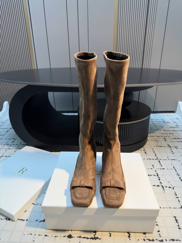 The Row 2025早秋新款 Tr弹力蝴蝶结长靴小方跟 这双方头长靴呈现出优雅又不失个性的风格，结合了时装靴的精致感与一定的时尚先锋性，适合搭配多种风格的服