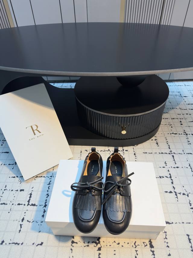 The Row流苏一脚蹬乐福鞋 第一眼看到这个鞋子就爱上了，看着不起眼但却让人越看越喜欢，简单又高级，带点复古味随意搭配都好看！各大网红博主都在穿它，上脚起来实