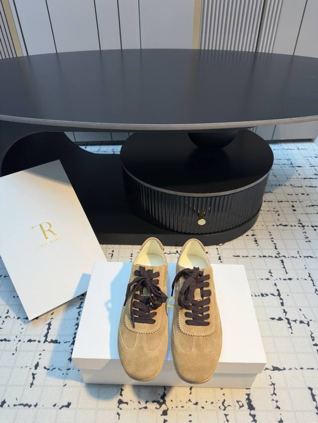 The Row 26春夏新款极简主义拼色系带休闲鞋阿甘德训鞋！ 这款低帮运动鞋是打造极简主义休闲夏日衣橱的理想穿搭之选，采用麂皮鞋面和同色系橡胶鞋底设计，优雅中