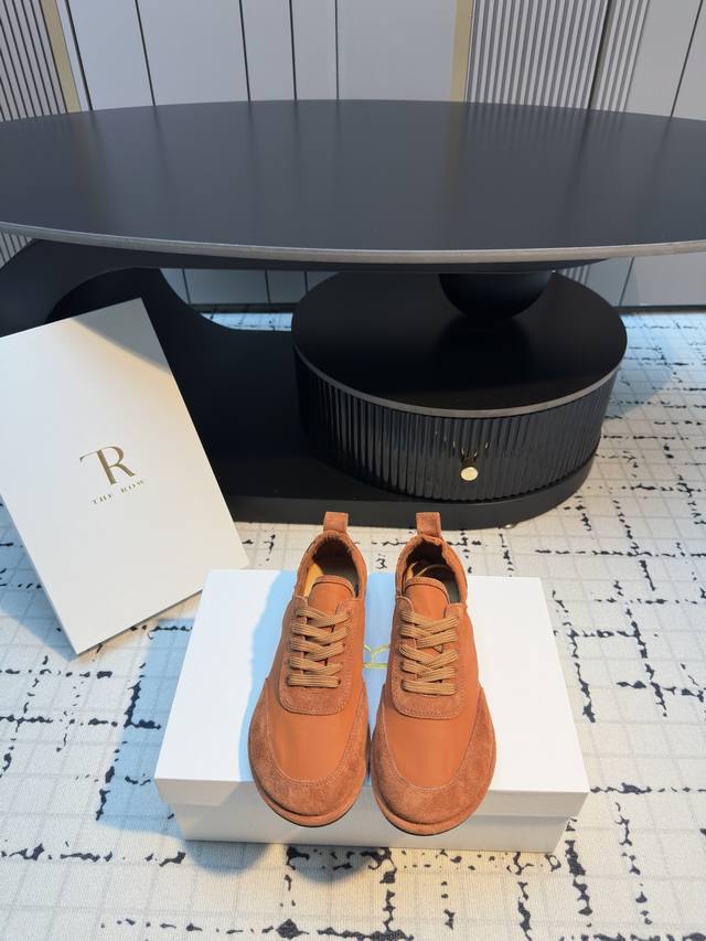 The Row 26春夏最新简易拼色系带阿甘休闲鞋！小红书被点爆的一款最新单品！一眼情定The Ro*板鞋！即便是一双普通的运动鞋Row 家依旧看起来充满高级感