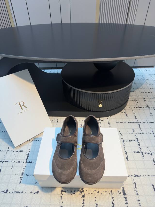The Row 25Ss新品极简圆头 魔术贴 玛丽珍单鞋 The Row新一季的设计延续极简主义 新款 Canal一脚蹬平底鞋 云朵般柔软的鞋体 兼具优质质感与