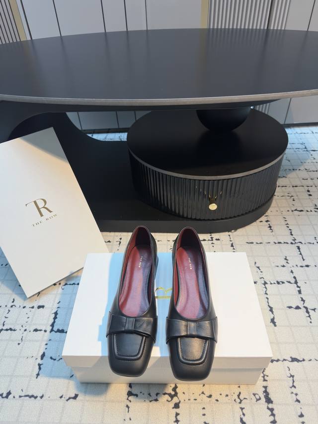 The Row 25Ss 最新极简风 蝴蝶结一脚蹬深口单鞋 这是一个用最好的材质来制作极简风的品牌，非常用心的工艺收获了一大波粉丝，轻盈自在不厚重，柔软舒适！