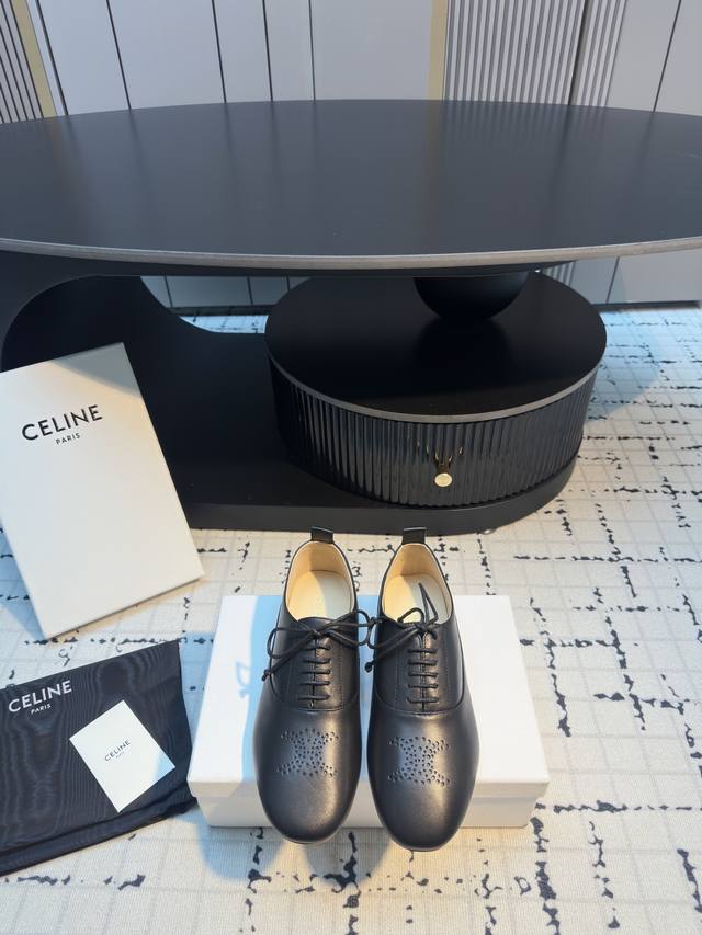 Celine 25Ss 新款系带雕花乐福鞋单鞋 今年必须要入手一双Celine乐福鞋 ，复古风经典款 超级百搭 简单大气 经典的一脚蹬设计 简约时髦 把温柔和质