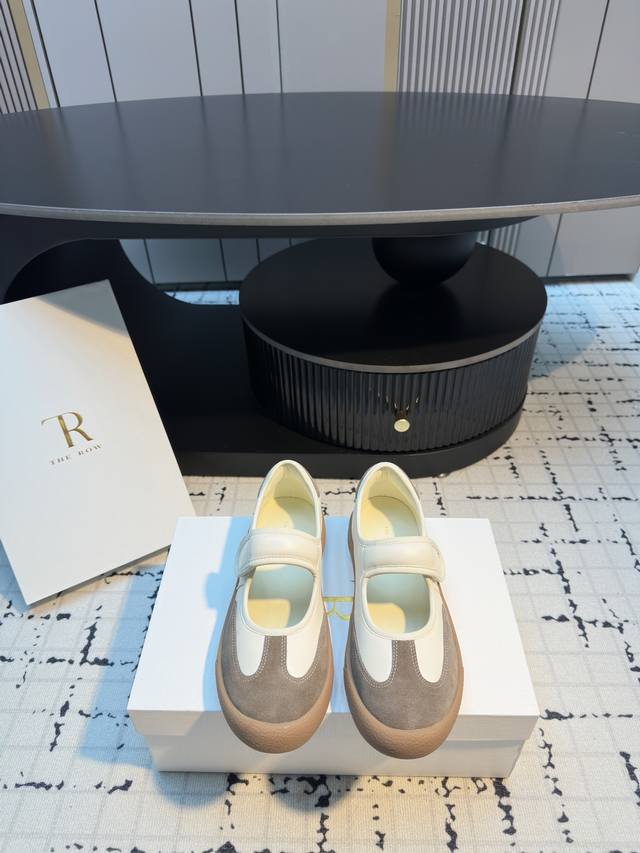 The Row 25Ss新品极简圆头拼色魔术贴玛丽珍单鞋 The Row新一季的设计延续极简主义 新款 Canal一脚蹬平底鞋 云朵般柔软的鞋体 兼具优质质感与