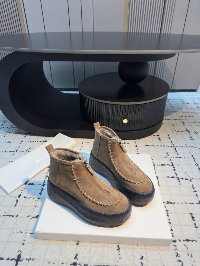 The Row 圆头极简百搭拉链短靴 真的是史上我穿过最最舒服的款式太柔软啦！磨脚星人一定要收了它 有一丢高级又简约的感觉其实除了好看以外它的舒适度真的是好穿到