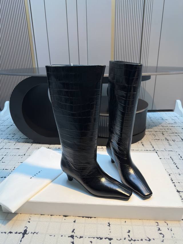 Hidem* 25Ss方头仿鳄鱼纹亮皮复古长靴 采用仿鳄鱼纹的皮革材质，质感高级且富有复古韵味，酒红色和米白色两种色调，色彩经典且易于搭配。 方头款式，区别于常