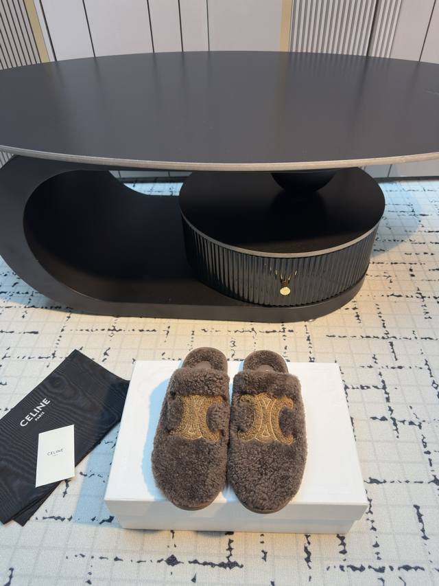 Celin*塞琳 25Ss 新品 一脚蹬羊毛拖鞋 这一季的赛琳又让我重新爱了它一次！ 这季节美鞋太多这款毛拖真的是让我无法自拔真太可爱了～ 毛茸茸的羊毛是选用欧
