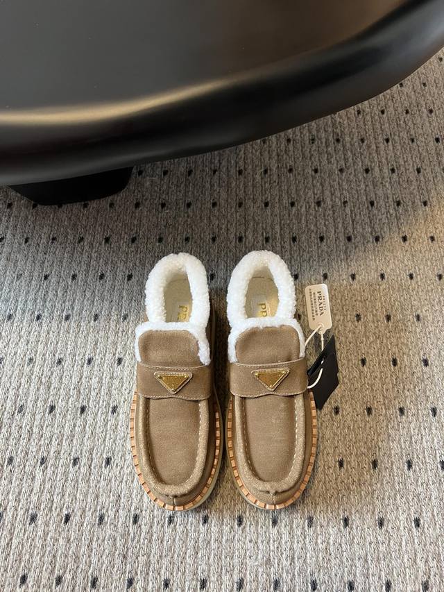 代购级版本 prad*A 25Fw普拉达 厚底休闲羊毛深口短靴 毛毛鞋 这款运动鞋延续经久不衰的轮廓， 是新款经典单品 采用麂皮 精心制作， 提升格调 款式轻盈