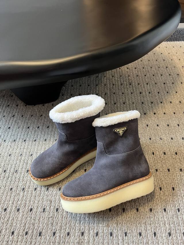代购级版本 prad*A 25Fw普拉达 厚底休闲羊毛短靴 这款运动鞋延续经久不衰的轮廓， 是新款经典单品 采用麂皮 精心制作， 提升格调 款式轻盈， 搭配三角
