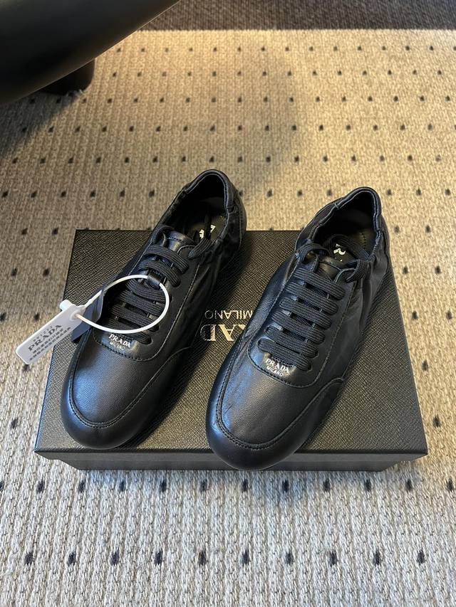 prad*25Ss 皮质薄底运动休闲鞋 采用优质皮革打造，表面呈现细腻质感，部分鞋型带有轻微做旧或压纹设计，既显高级又具复古韵味。鞋型偏修长，线条流畅，弱化了传